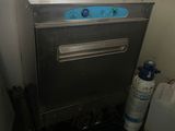 une photo d'une cuisine équipée d'un lave-vaisselle et d'un distributeur d'eau