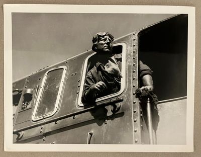 photographie en noir et blanc d'un homme assis à la fenêtre d'un train
