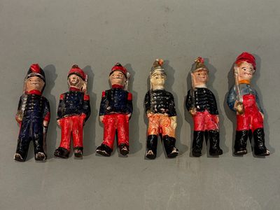 Lot de 6 jouets soldats en carton bouilli peint fin XIXème-d…