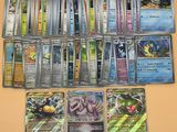 beaucoup de cartes pokemon différentes sur la table