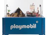 une vitrine contenant un bateau et un galion de pirates