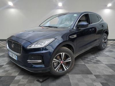un SUV Jaguar bleu garé sur un sol à damier dans un showroom