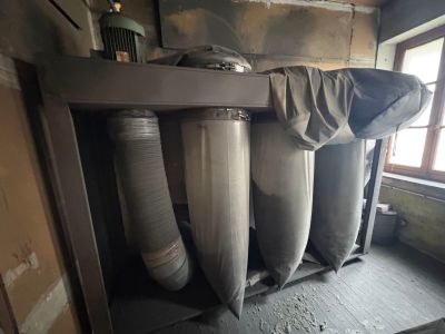 une pièce où se trouvent tout un tas de tuyaux