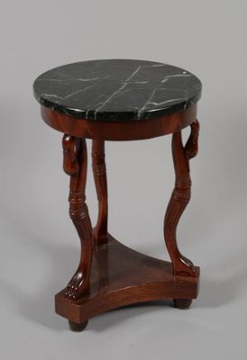 une photo d'une petite table avec un plateau en marbre noir