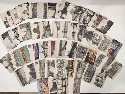 un lot de vieilles cartes postales posées sur une table