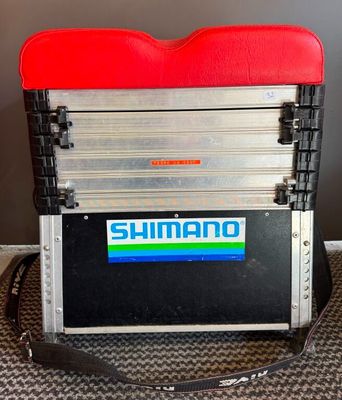 Panier-siège de pêche avec différents accessoires de pêche. - Photo 1