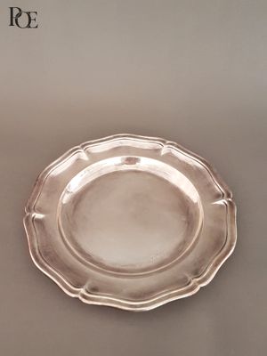 un plateau d'argent posé sur une table