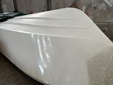 un bateau blanc qui est garé dans un garage