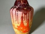 un vase posé sur une table