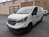 une camionnette blanche garée dans un parking