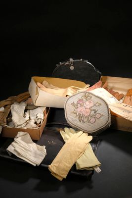 de nombreux types de gants différents et des gants en boîte