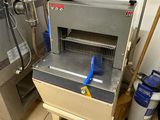 une photo d'une cuisine professionnelle équipée d'une grande machine