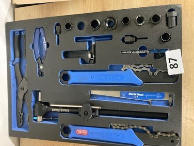 les nombreux outils qui se trouvent dans la boîte posée sur la table