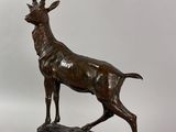 sculpture en bronze représentant un cerf, posée sur un socle en marbre