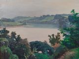 une peinture à l'huile représentant une vue sur un lac, avec des arbres au premier plan et des collines à l'arrière-plan