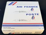 une boîte d'Air France Poste posée sur une table