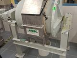 a machine that is sitting on the floor in a room