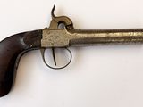 gros plan d'un pistolet sur une surface blanche