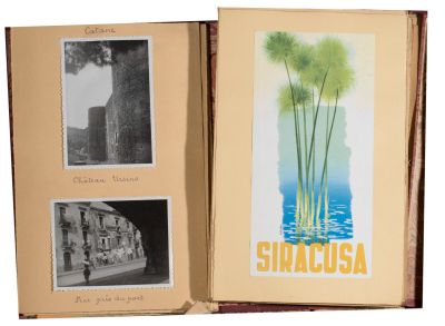 un livre ouvert sur lequel figurent des images d'arbres et de bâtiments