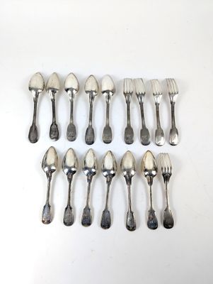 beaucoup de cuillères et de fourchettes sur la table