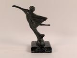une image représentant une statue d'une femme dansant sur un socle en marbre