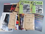 un grand nombre de livres posés sur une table