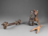 deux figurines en bois représentant des animaux et un cheval sur fond gris