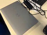 un ordinateur portable et un clavier posés sur un bureau, avec une souris à côté