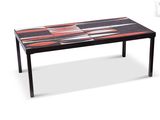 une image représentant une table ornée d'un motif coloré