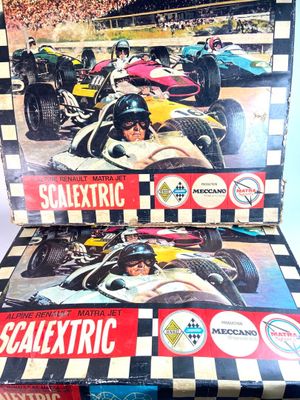 deux boîtes de cartes de course Scalextric posées sur une table