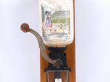 un moulin à café à l'ancienne fixé au mur