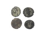 Quatre pièces de monnaie romaines antiques sont représentées sur un fond blanc.
