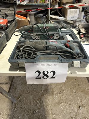 une table sur laquelle sont posés de nombreux outils