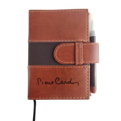 un carnet en cuir marron auquel sont fixés un stylo et un bloc-notes