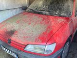 une voiture rouge garée dans un garage
