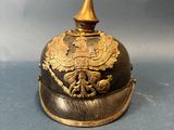 un casque orné d'un aigle sur fond bleu