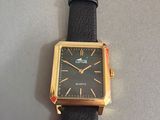 montre-bracelet avec bracelet en cuir noir et boîtier doré