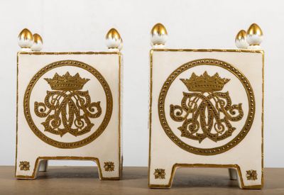 paire de bougeoirs peints en blanc et or, surmontés d'une couronne