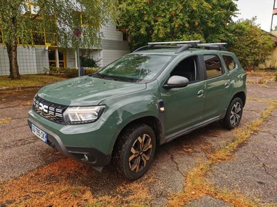 une voiture verte garée sur le bord de la route