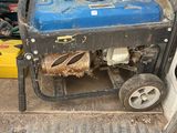 un générateur bleu et noir à l'arrière d'un camion
