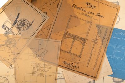 une pile de vieux plans posée sur une table