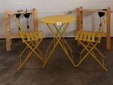 deux chaises jaunes et une table dans un garage