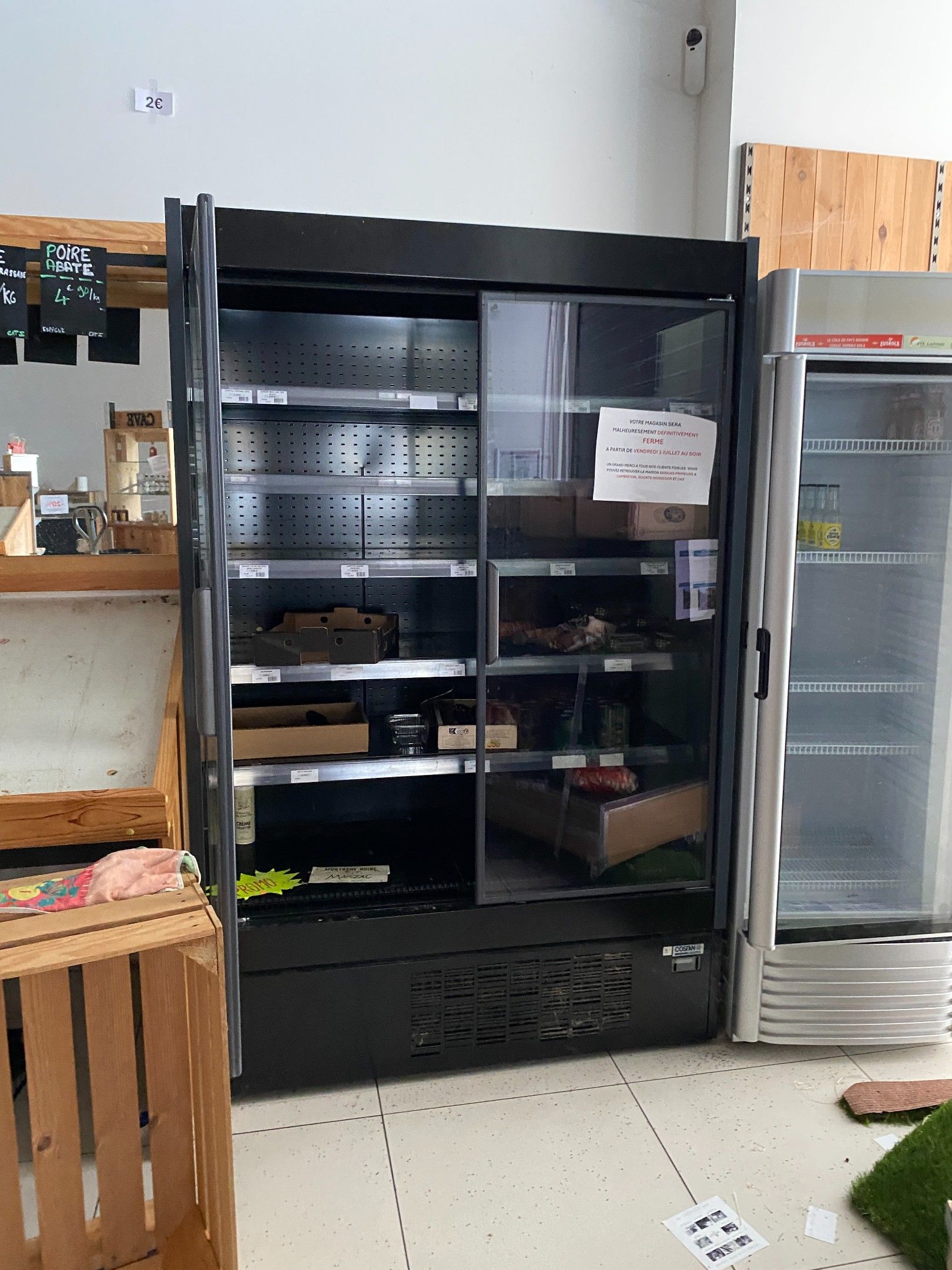 Une vitrine réfrigérée en métal à 2 portes, COSTAN, groupe i…