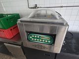 une machine posée sur le comptoir d'une cuisine