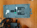 un chargeur posé sur une table à côté d'un autre chargeur