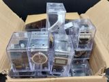 une boîte en carton contenant tout un tas d'appareils électroniques