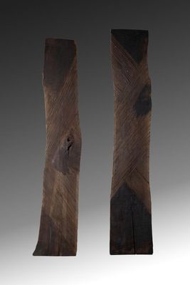 deux morceaux de bois qui ont été sculptés pour former un seul morceau de bois
