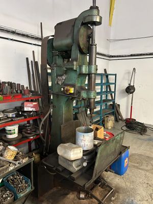 une grande machine qui se trouve dans un garage