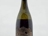 une bouteille de vin posée sur une table