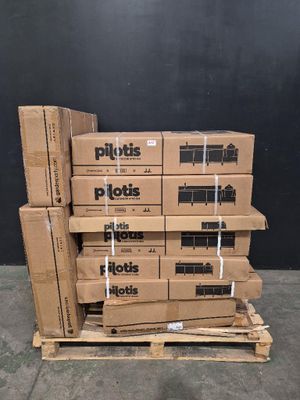 des cartons empilés sur une palette dans un entrepôt, sur fond noir